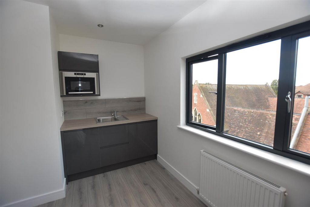 Property photo 3 of 9 17 Barlow B.Jpg