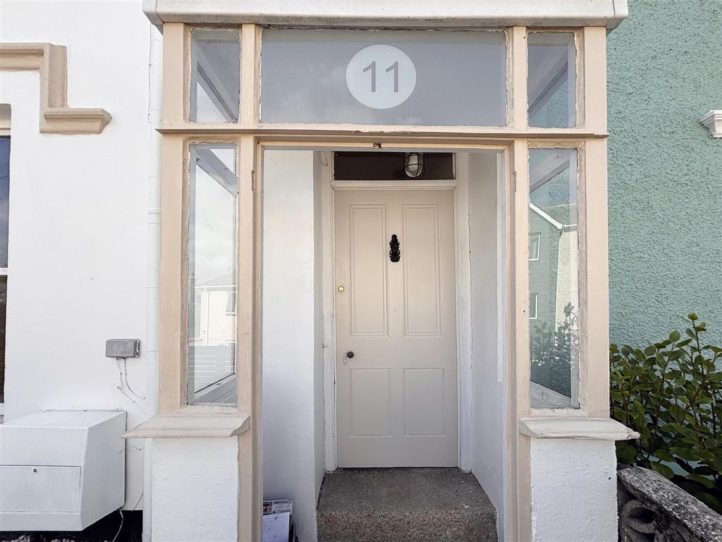 Property photo 2 of 18
