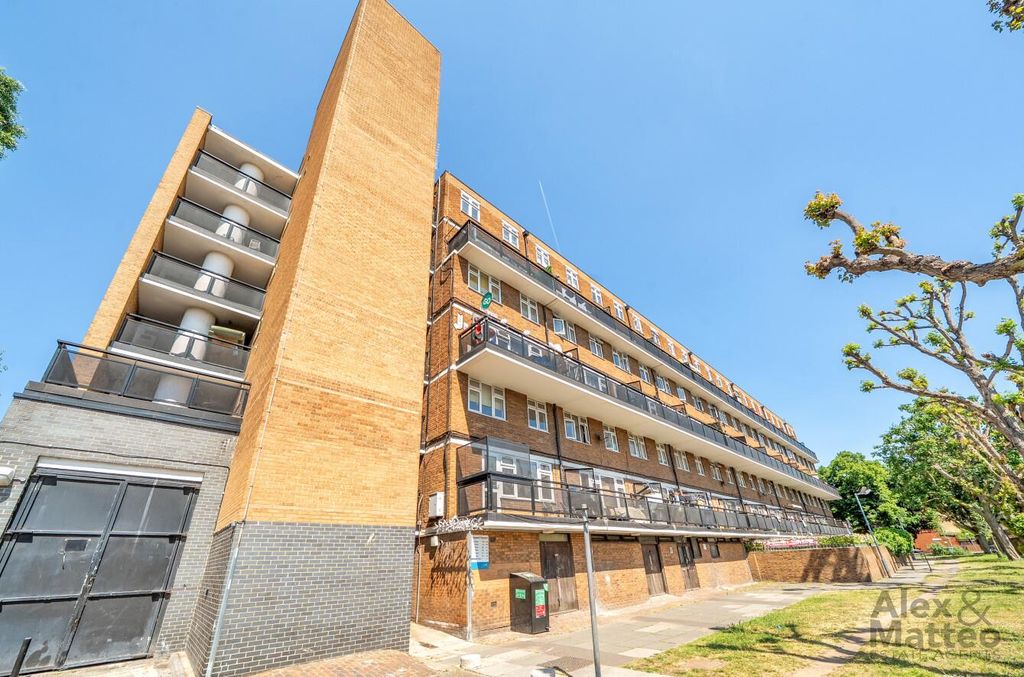Property photo 2 of 15 Layard Square