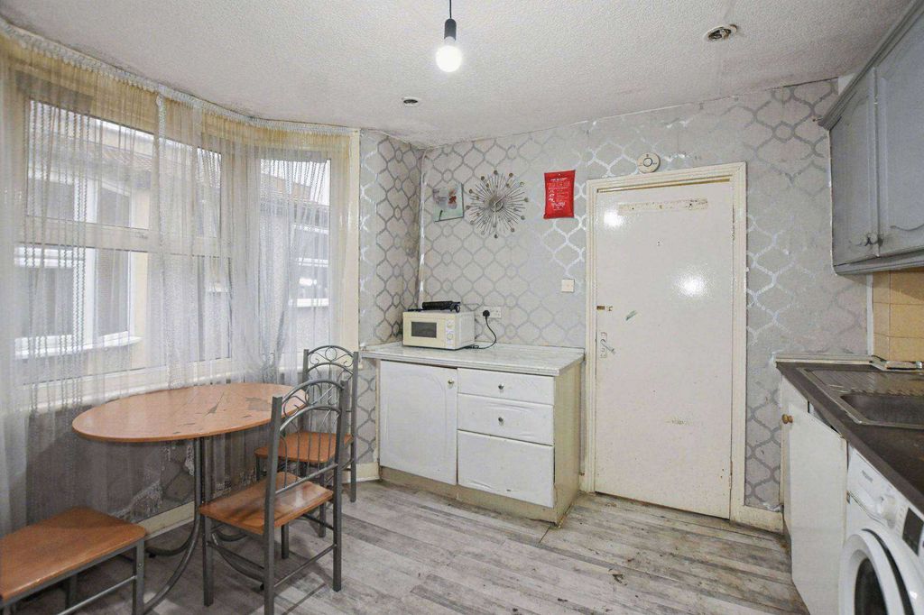 Property photo 3 of 18 140A Keppel Road, London, E6 2Bg