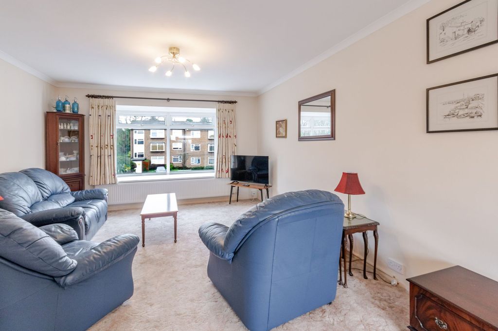 Property photo 3 of 11 Living 4