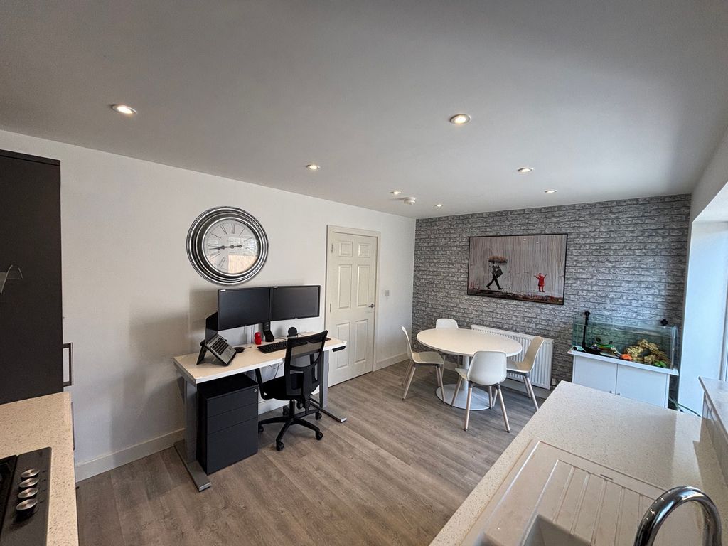 Property photo 3 of 25 Kitchen