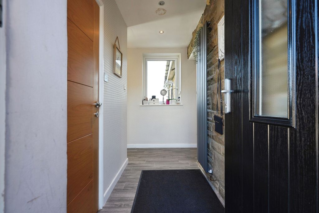 Property photo 2 of 48 Entrance Hall