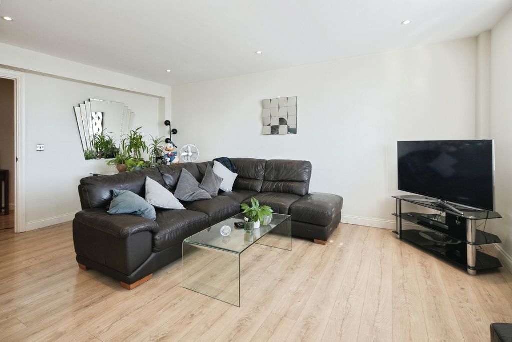 Property photo 3 of 19 Pbox-Img.Jpg