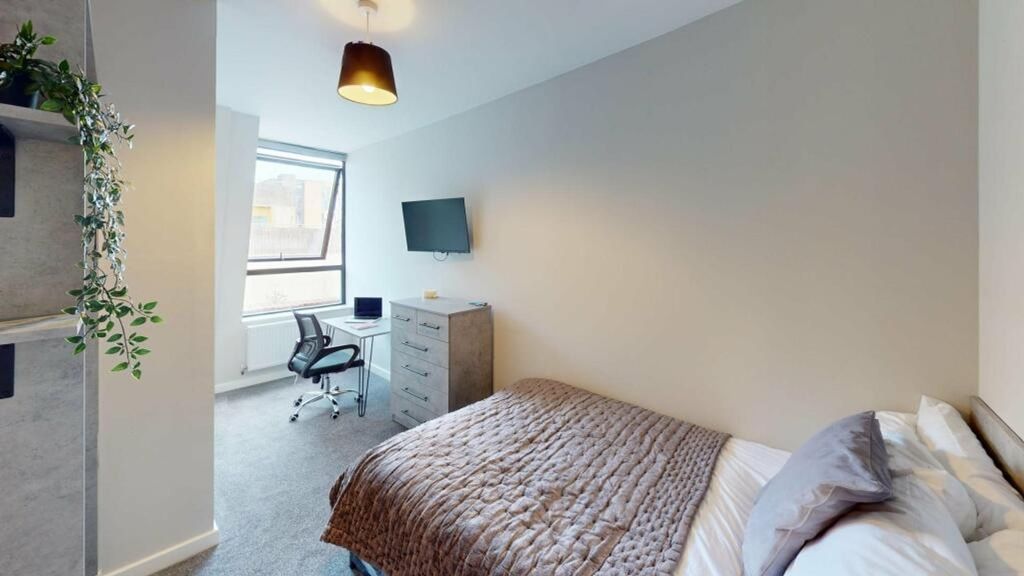 Property photo 2 of 14 A Bright And Spacious Double Bedroom Featuring Mod...