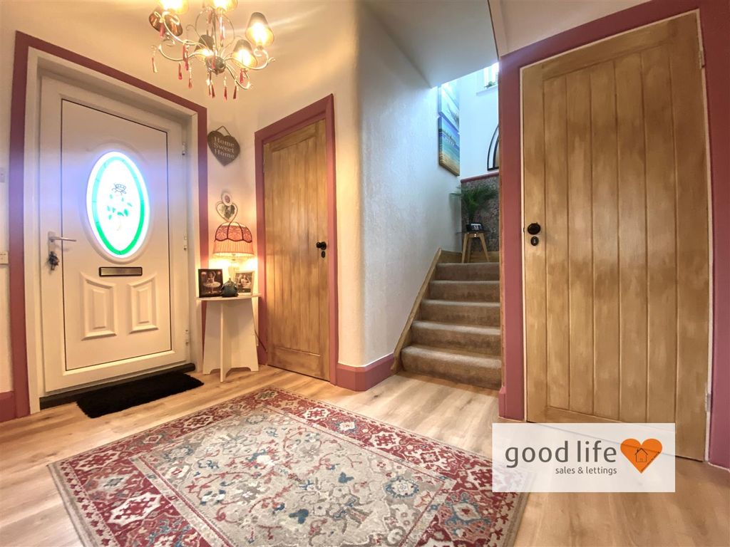 Property photo 3 of 32 20251010_102035797_Ios8Thornholmeclose.Jpg