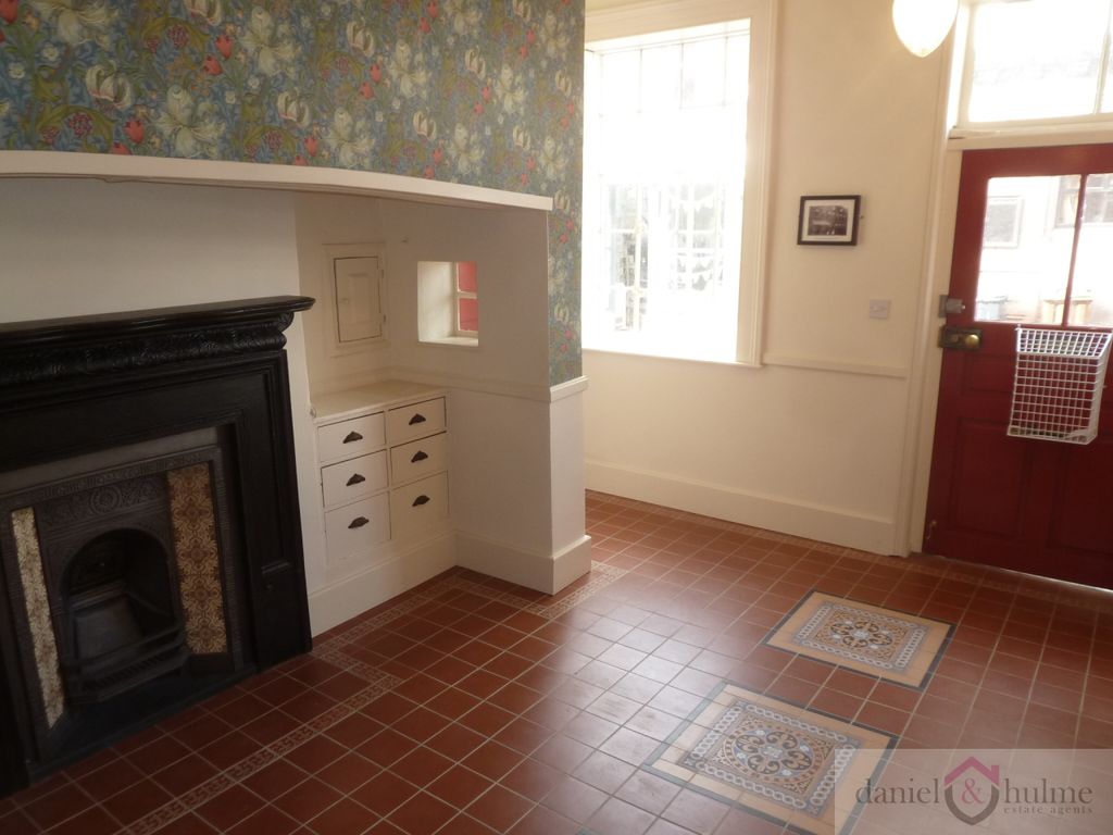 Property photo 3 of 18 Communal Entrance