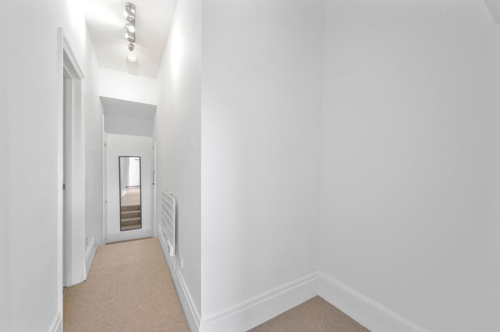 Property photo 2 of 11 Hall Way