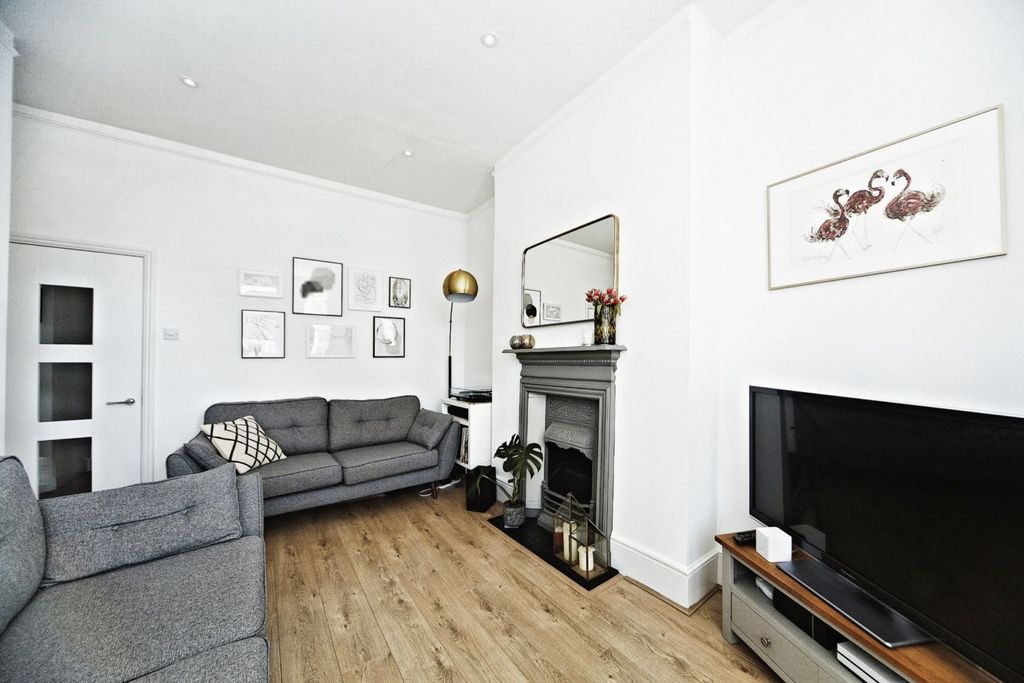 Property photo 3 of 11