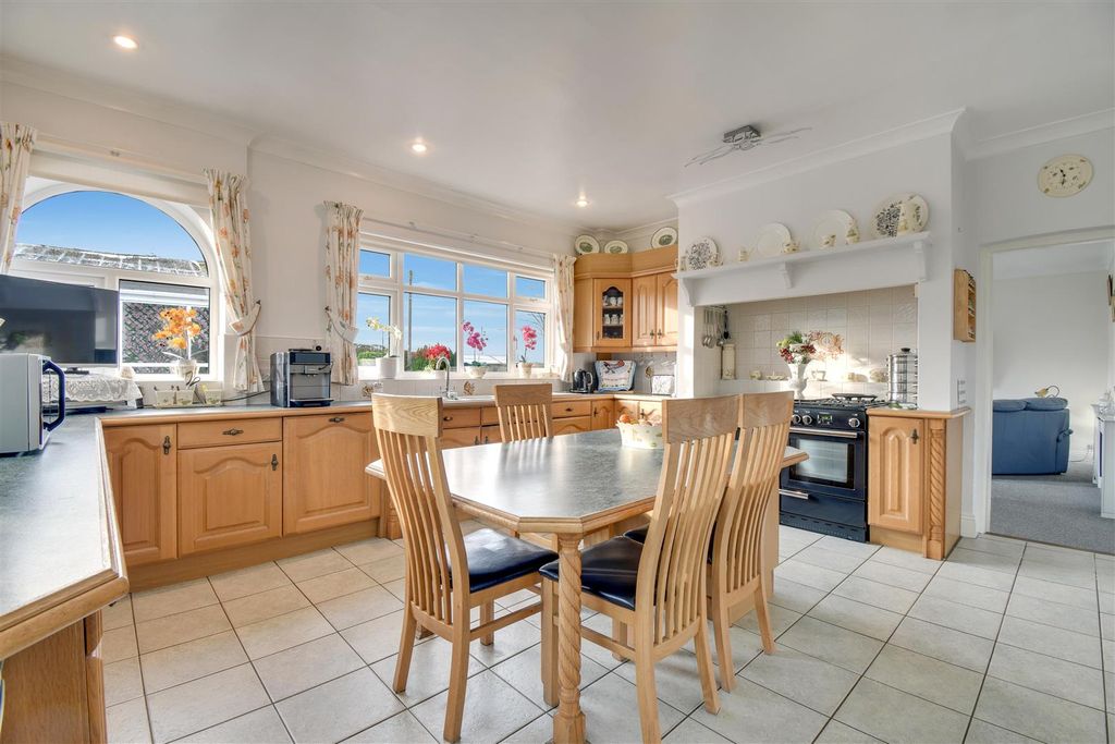 Property photo 3 of 34 Kirchen Breakfast Room