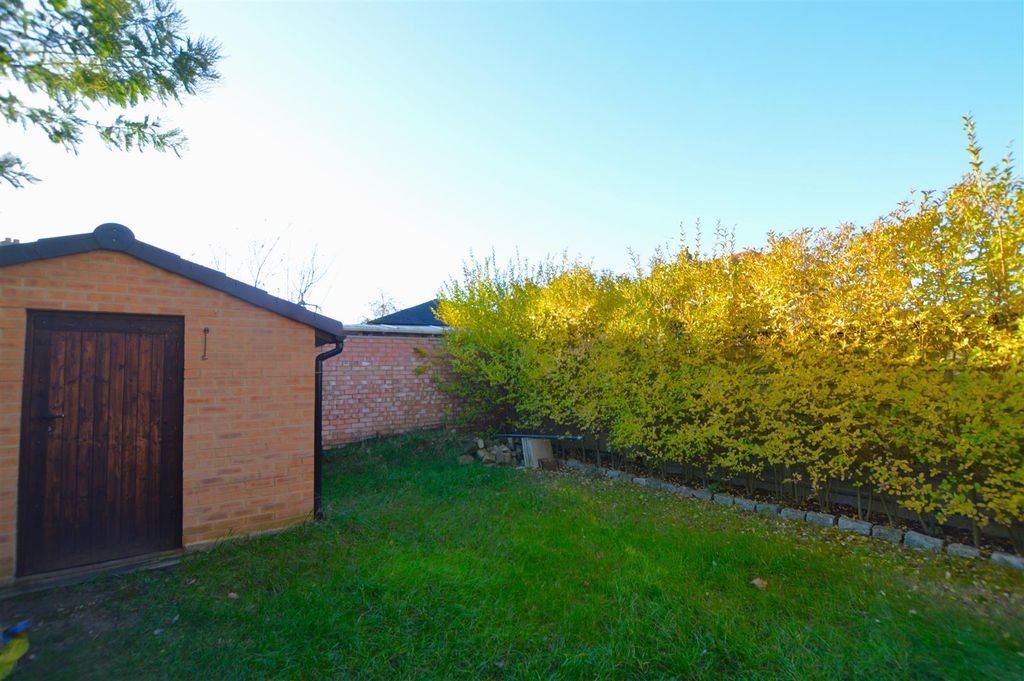 Property photo 3 of 13 24 Thatchers Way Garden.Jpg