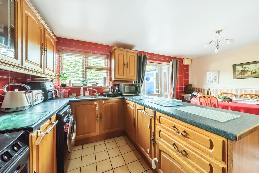Property photo 3 of 10 Kitchen
