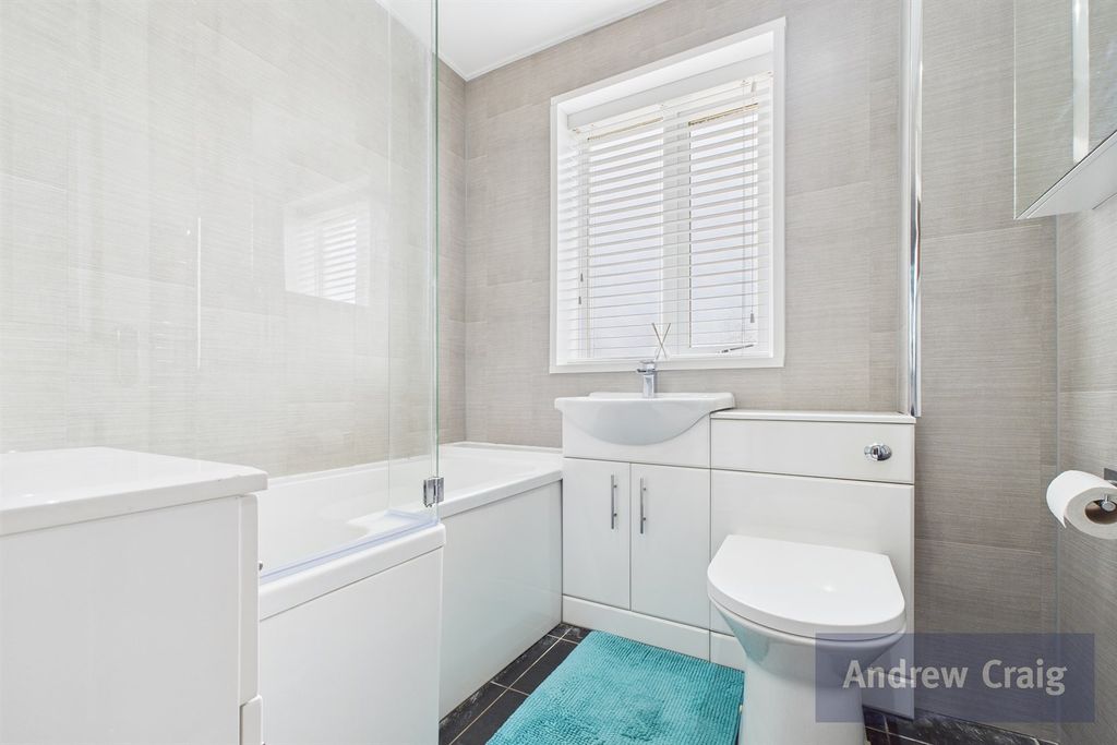 Property photo 3 of 18 Bathroom