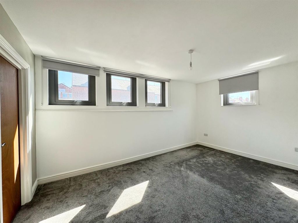 Property photo 3 of 8 Bedroom 1