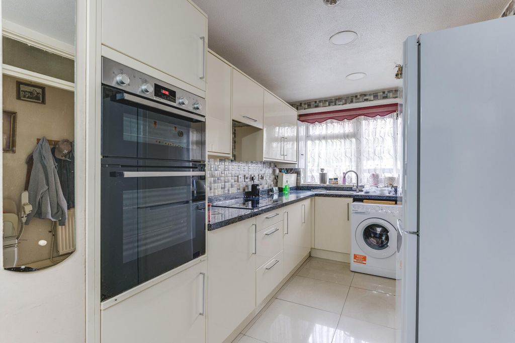 Property photo 2 of 19 Kitchen