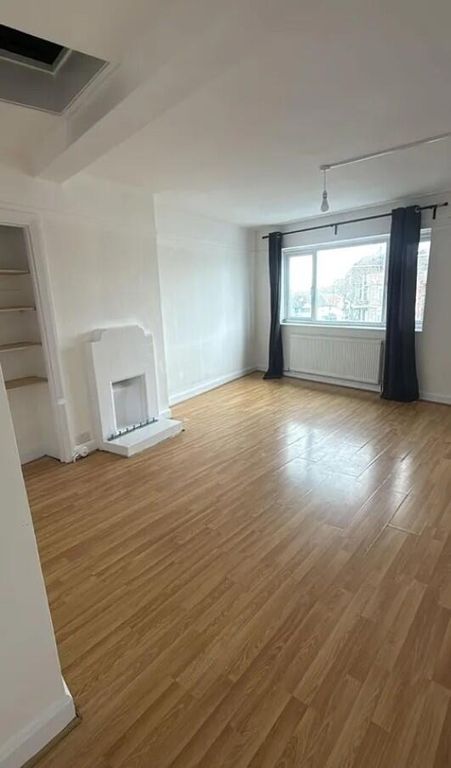 Property photo 1 of 11 Living Room