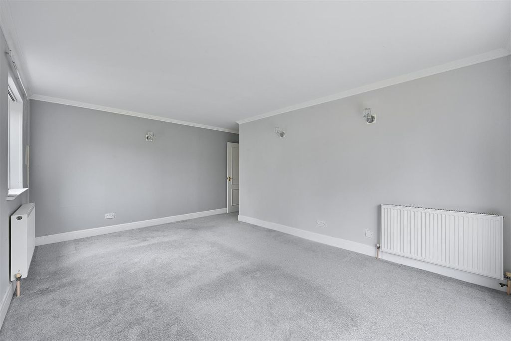 Property photo 3 of 12 Asquith House (6).Jpg