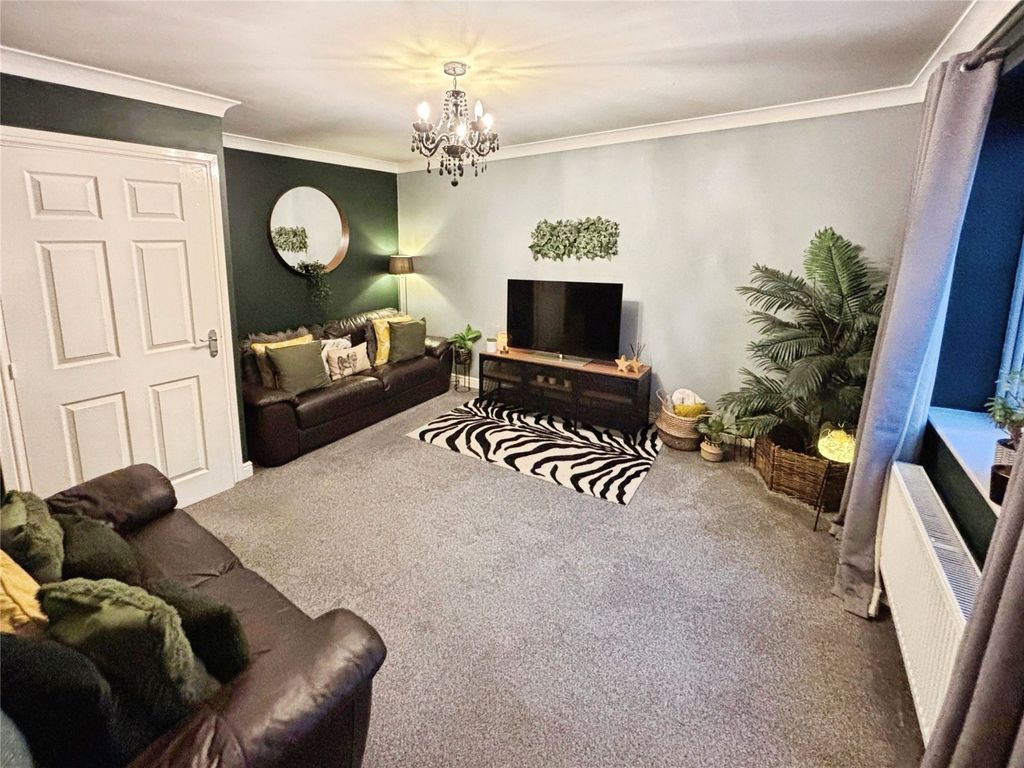 Property photo 3 of 13 Lounge