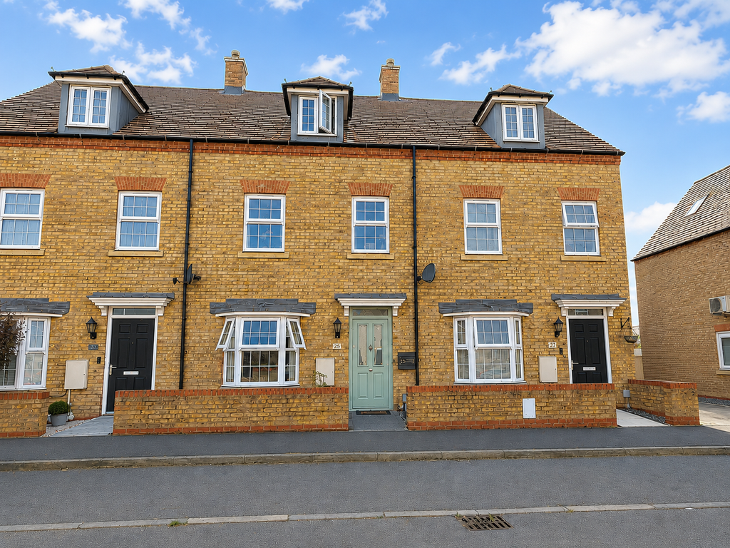 3 bed town house for salePresland Drive, Biggleswade SG18