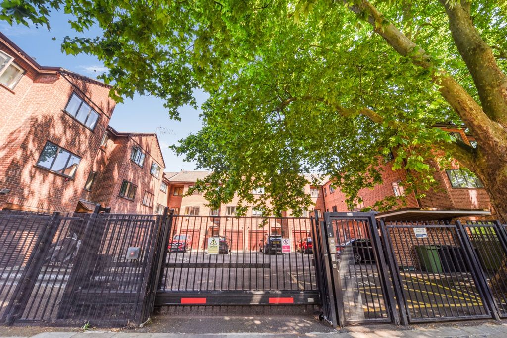 Property photo 1 of 19 St. Helens Gardens