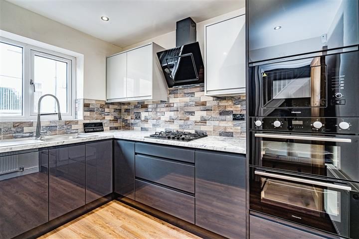 Property photo 3 of 14 Kitchen