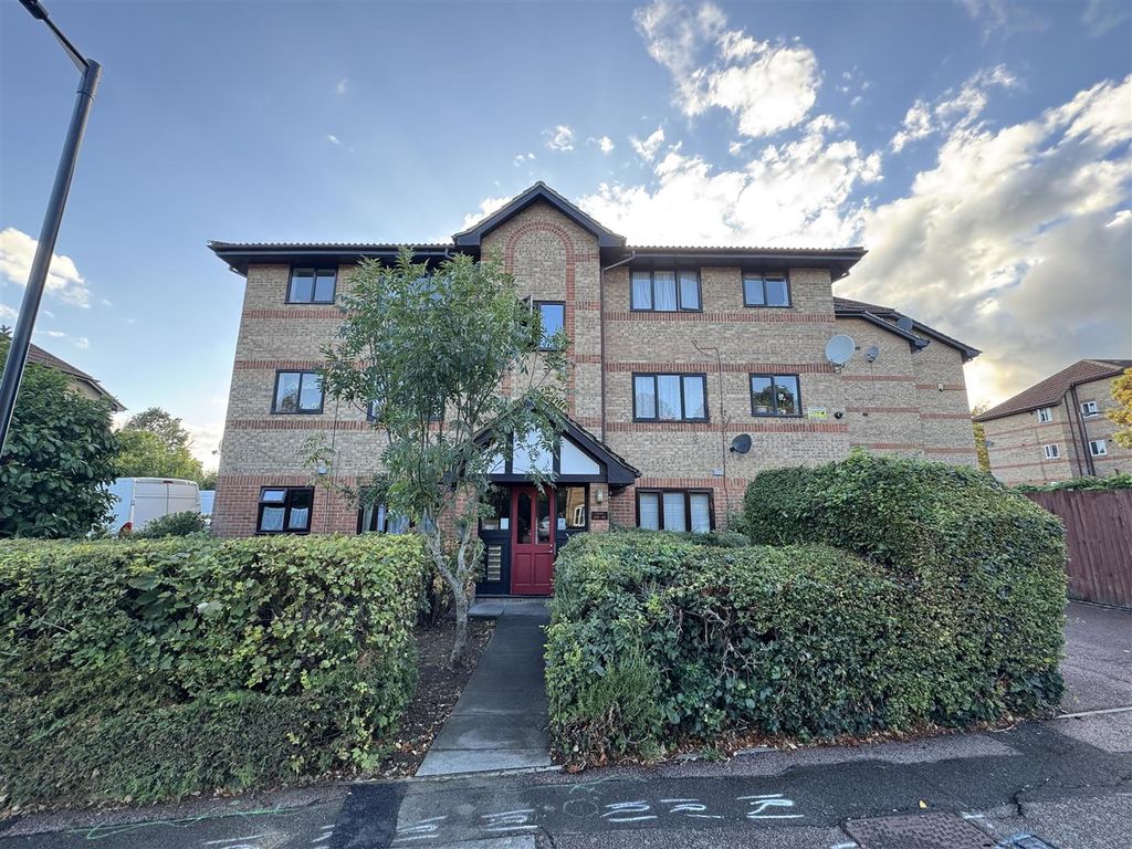 Property photo 1 of 8 Dalrymple Close N14