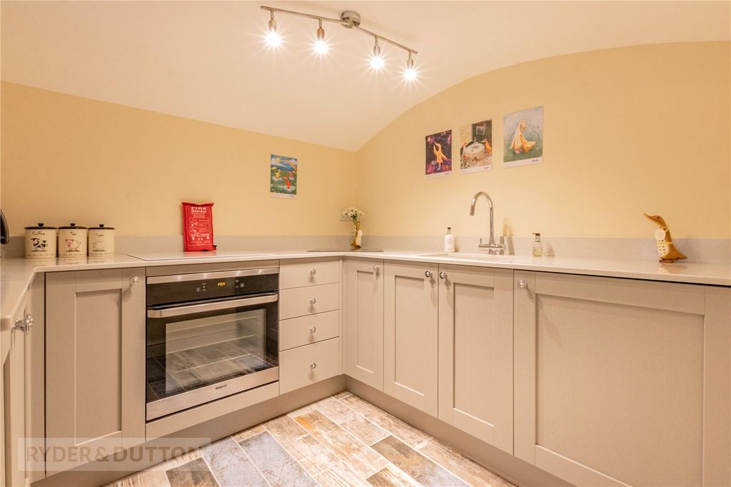 Property photo 3 of 10 Kitchen