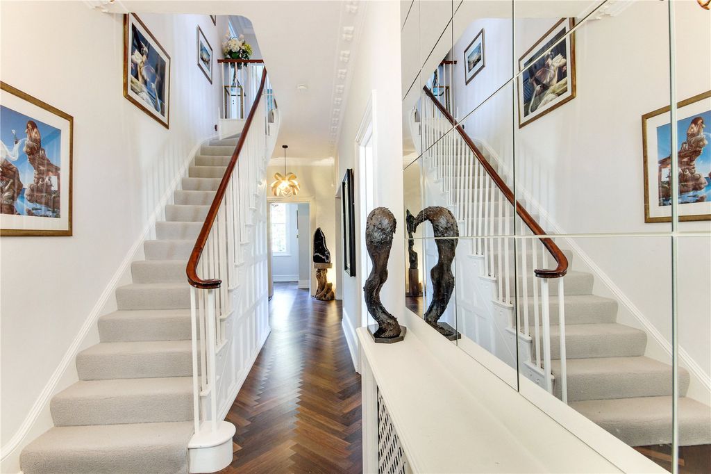 Property photo 3 of 26 Entrance Hall