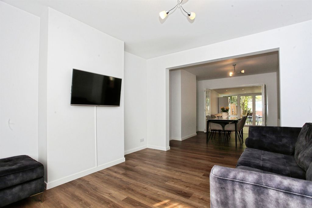 Property photo 3 of 17 Lounge