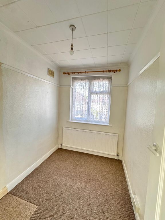 Property photo 3 of 14 Napier Close (5)