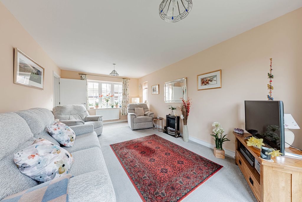 Property photo 2 of 31 Living Room (1)