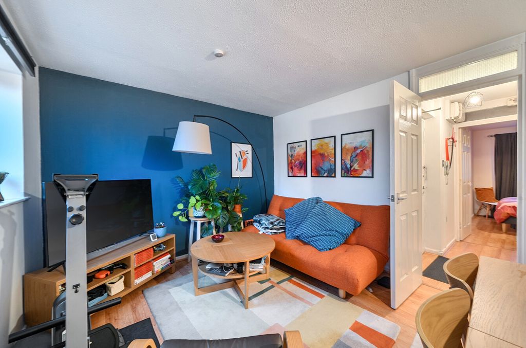 Property photo 3 of 11 Lounge