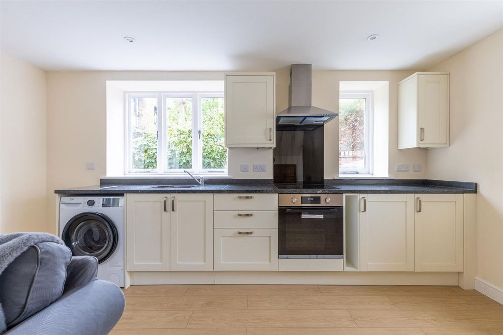 Property photo 3 of 16 8Broxtonhallmews-8.Jpg