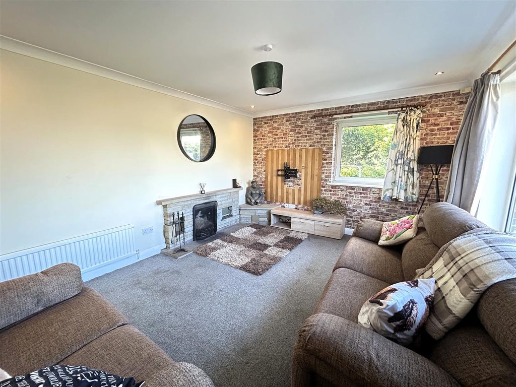 Property photo 3 of 14 Lounge