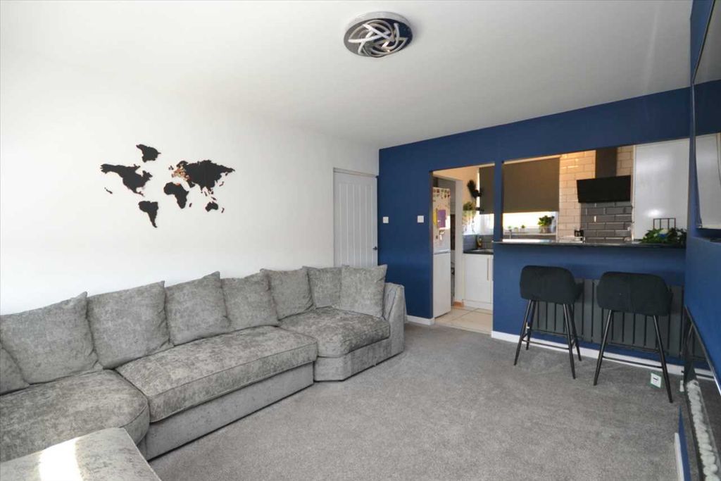 Property photo 3 of 14 Lounge