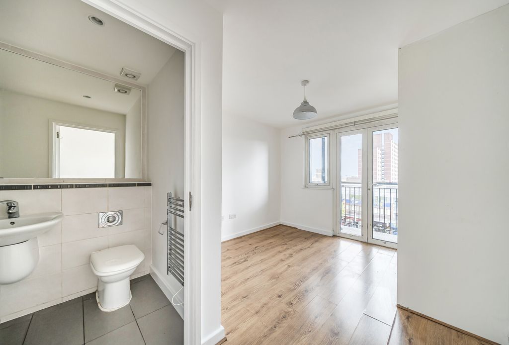 Property photo 2 of 15 1353575-15-68c364...