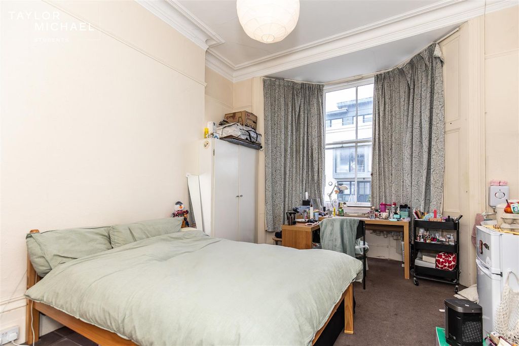 Property photo 2 of 6 Bedroom