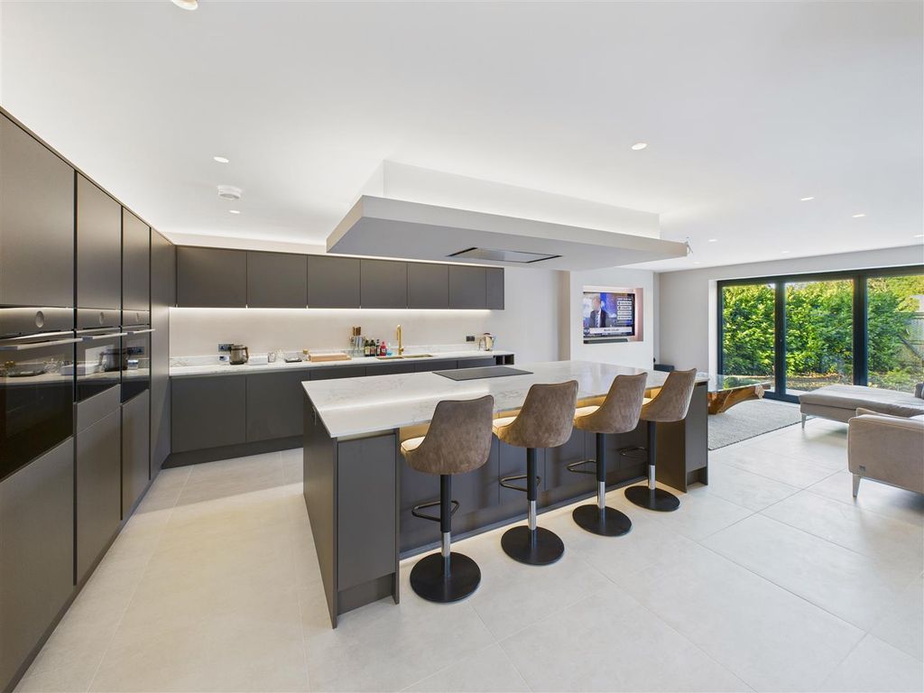 Property photo 2 of 17 Kitchen/Sitting