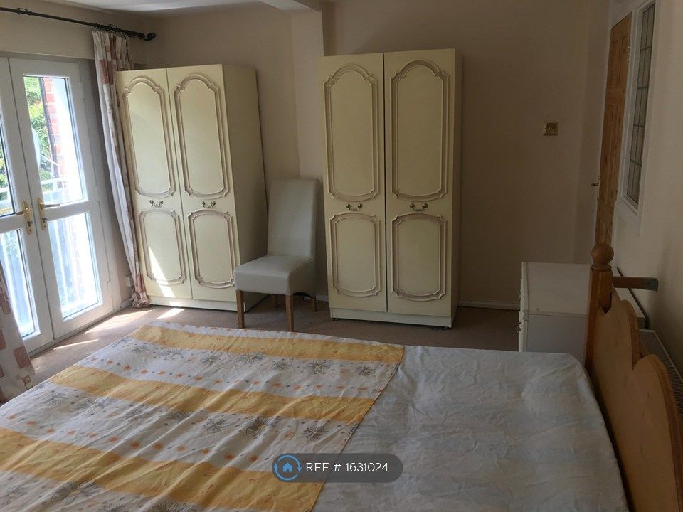 Property photo 3 of 9 Double Room For Couple £950