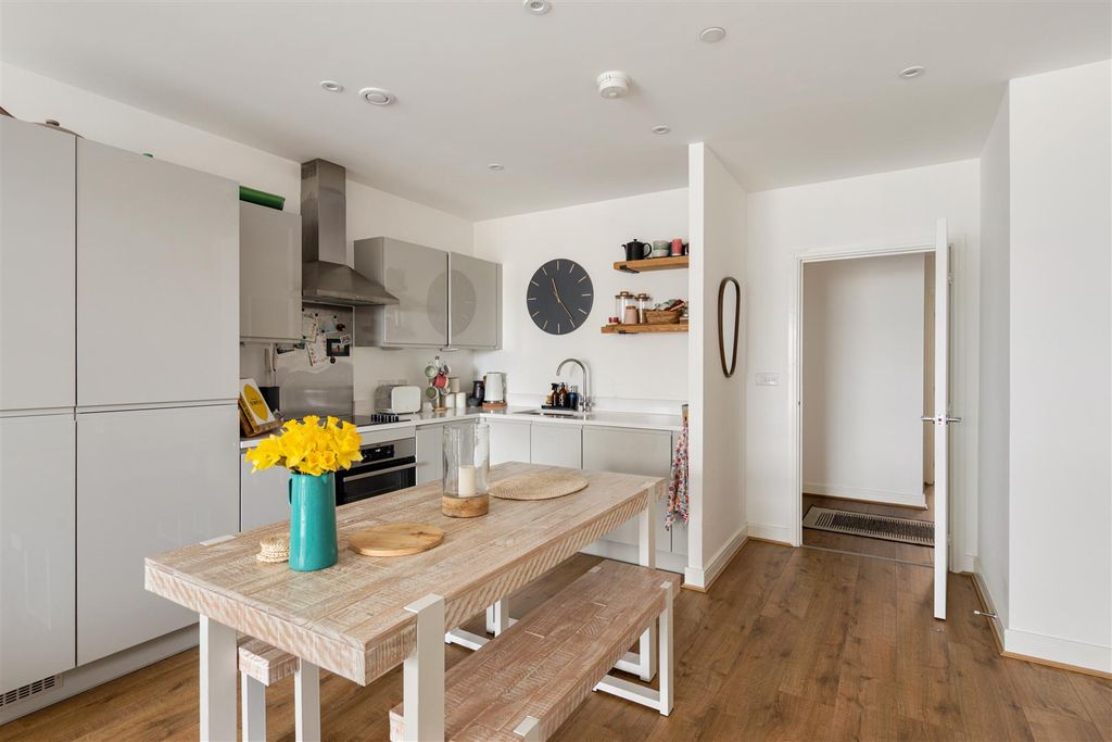 Property photo 3 of 18 Champness Close, E17