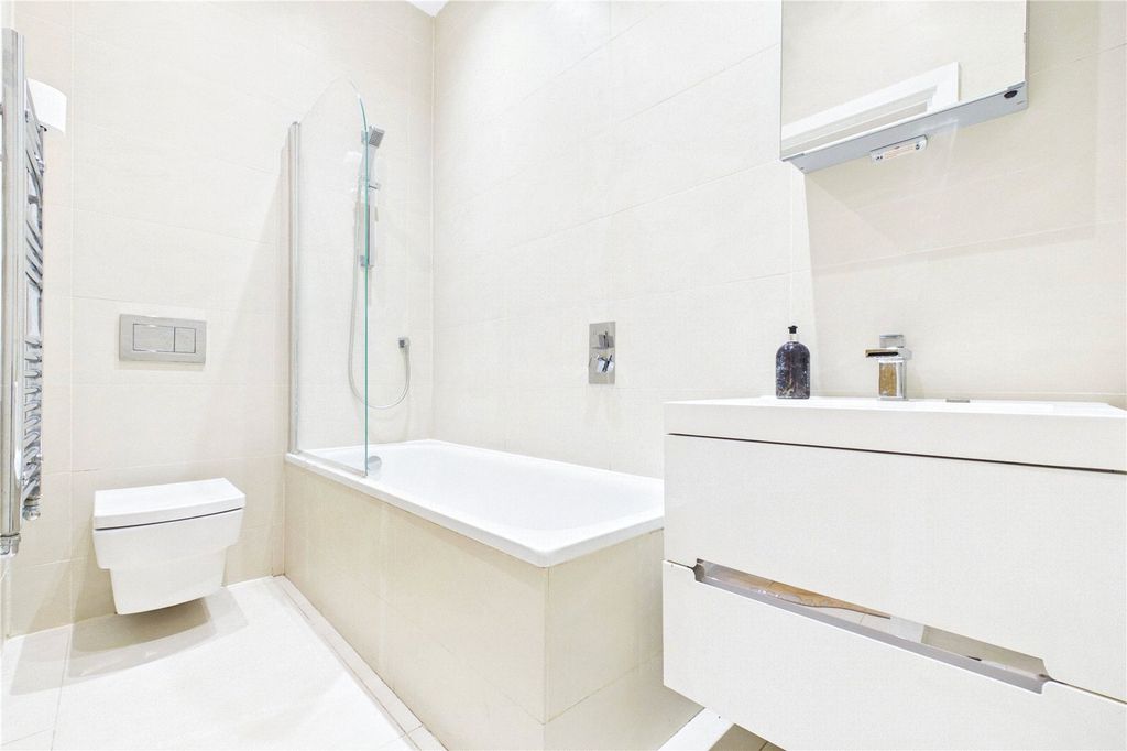 Property photo 2 of 10 Bathroom