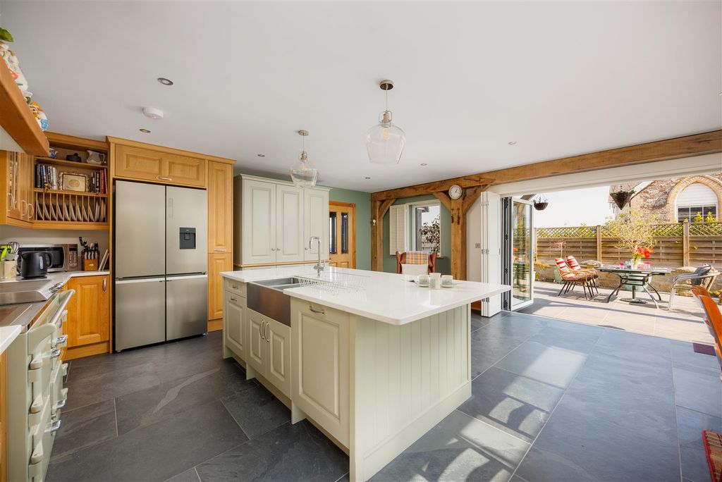 Property photo 2 of 40