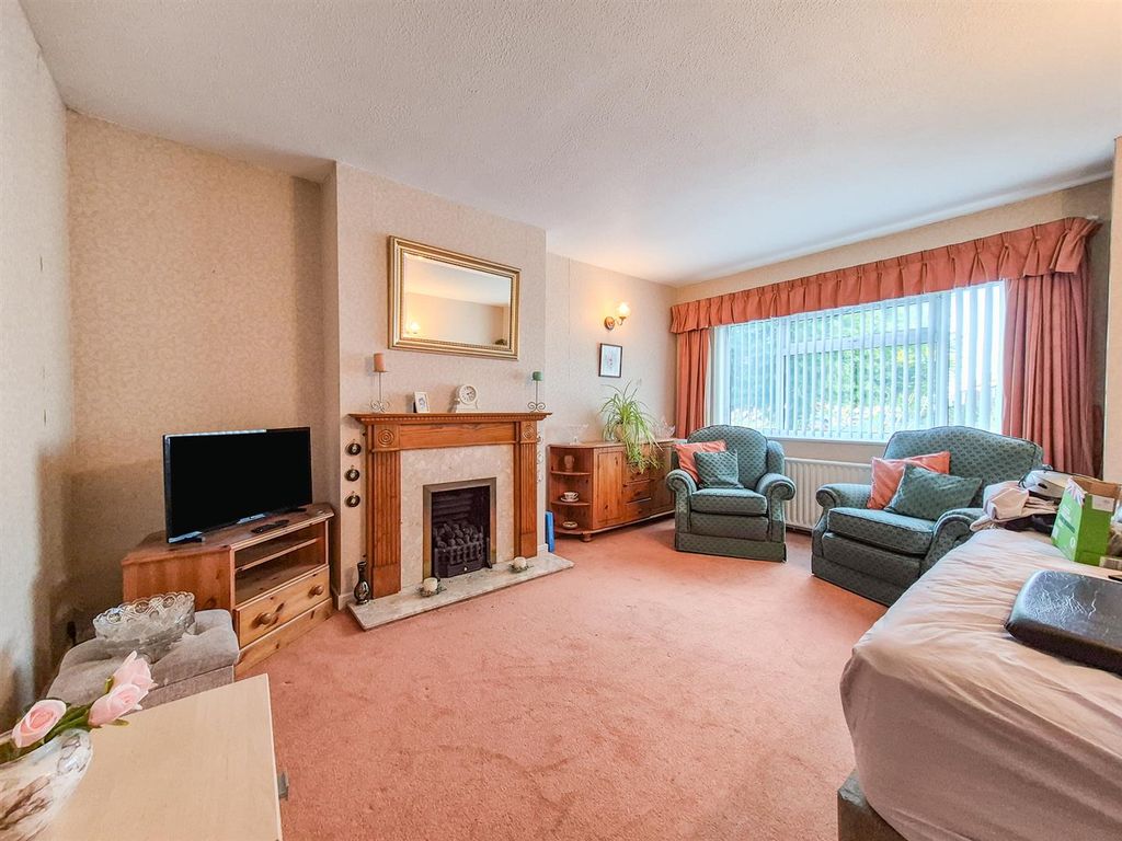 Property photo 3 of 24 Lounge