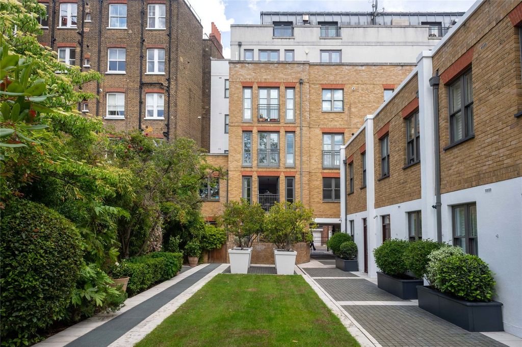 Property photo 3 of 11 Communal Garden