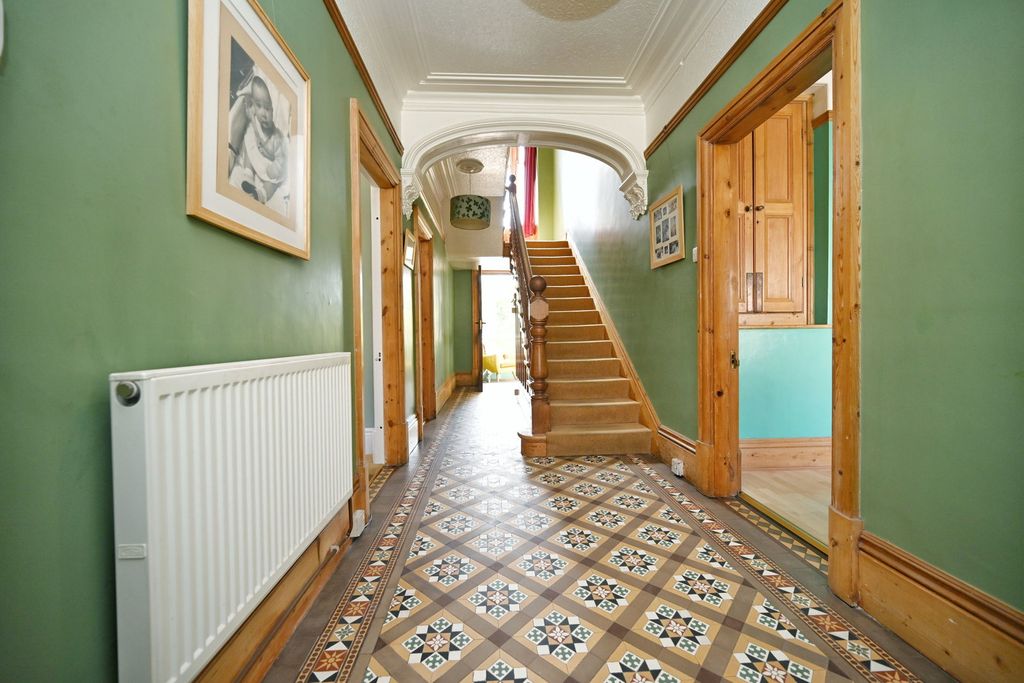Property photo 3 of 34