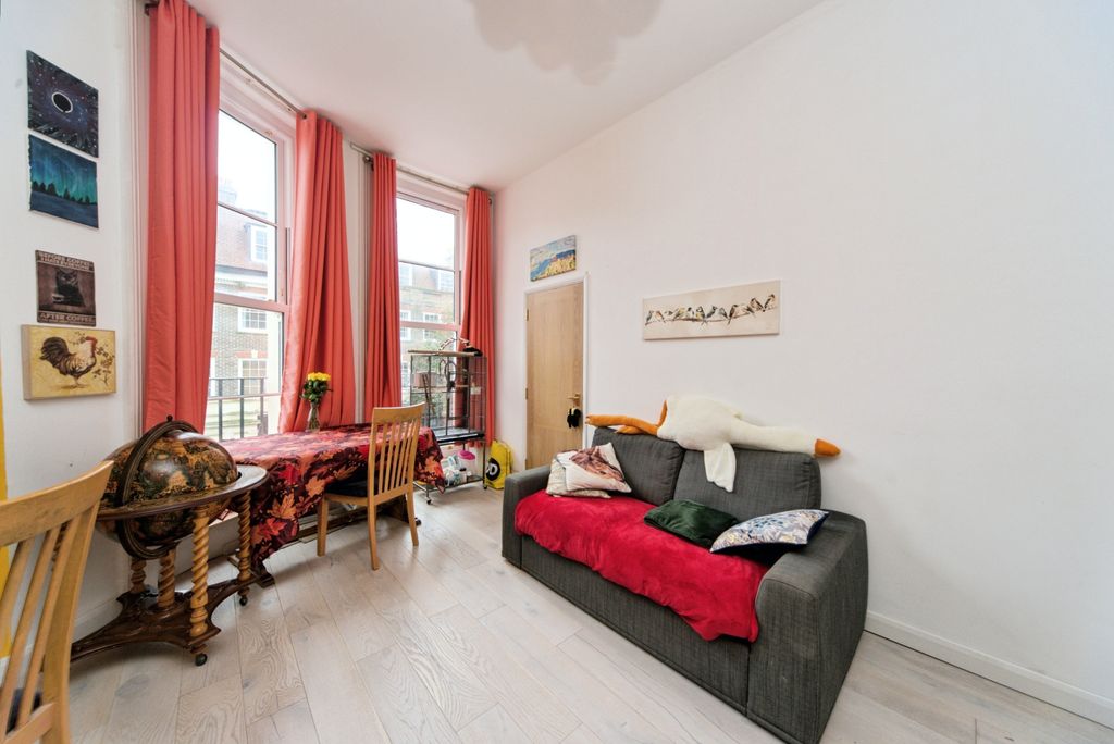 Property photo 3 of 18 Lounge