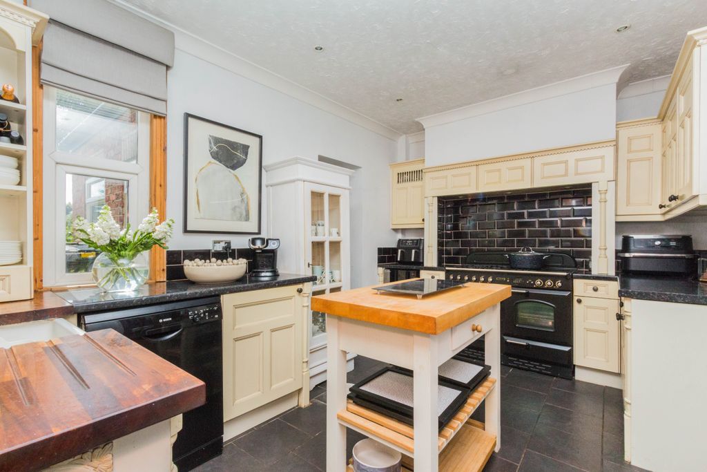 Property photo 2 of 17 Kitchen