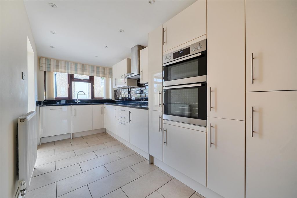 Property photo 2 of 19 Kitchen