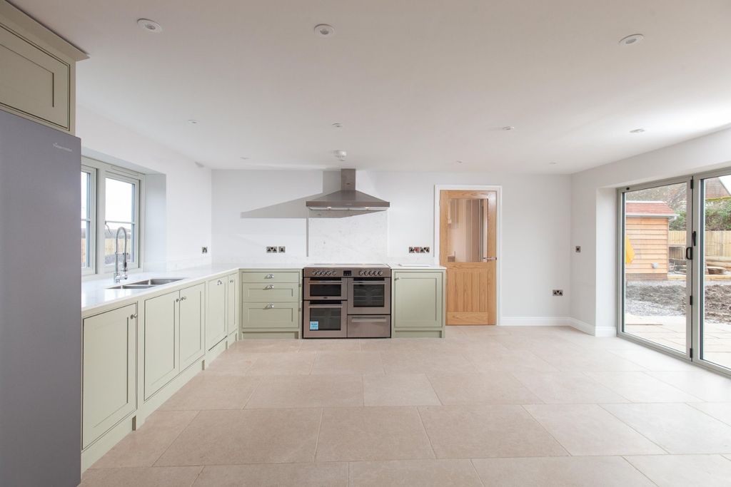 Property photo 3 of 10 Kitchen/Dining Room
