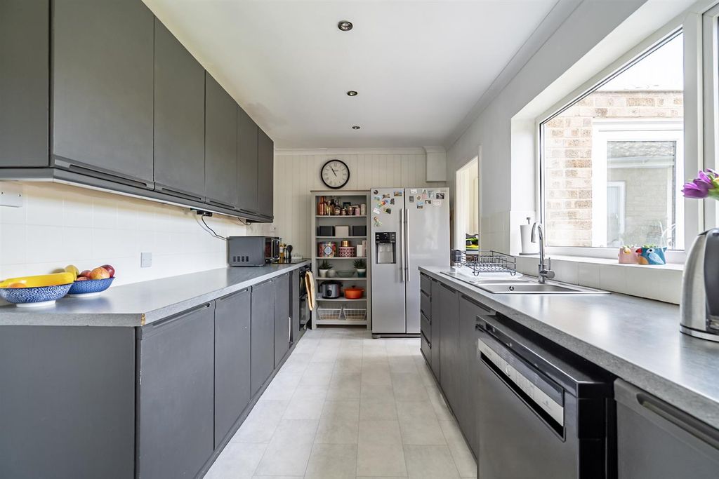 Property photo 2 of 18 Kitchen